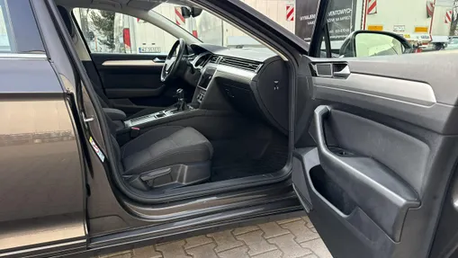 VOLKSWAGEN Passat -