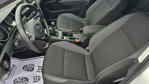 VOLKSWAGEN Golf -