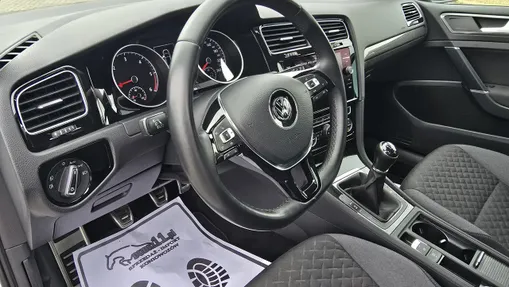 VOLKSWAGEN Golf -