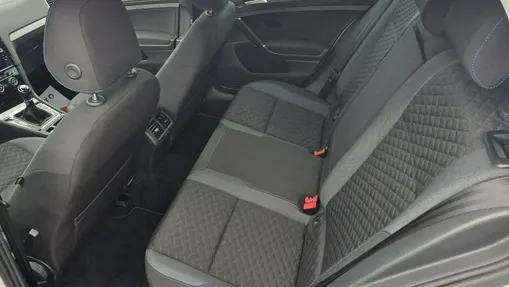 VOLKSWAGEN Golf -