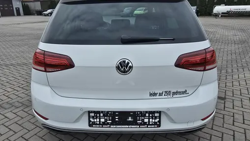 VOLKSWAGEN Golf -