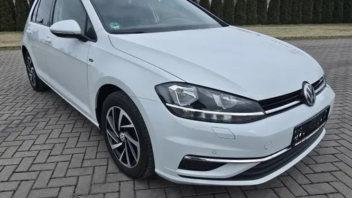 VOLKSWAGEN Golf -