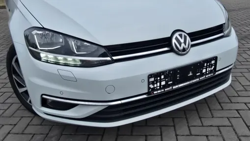 VOLKSWAGEN Golf -
