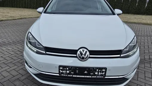 VOLKSWAGEN Golf -