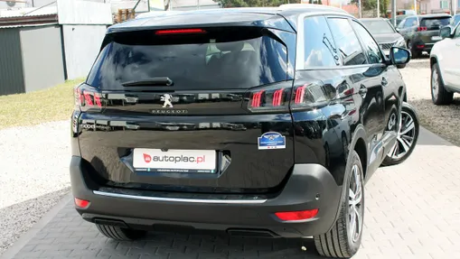 PEUGEOT 5008 -