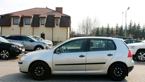 VOLKSWAGEN Golf -