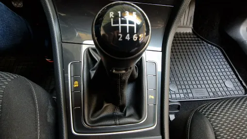 VOLKSWAGEN Golf -