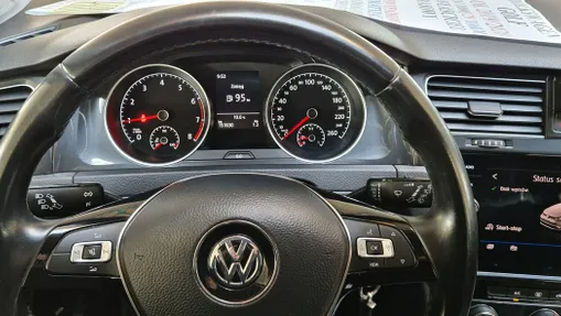 VOLKSWAGEN Golf -