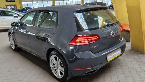 VOLKSWAGEN Golf -