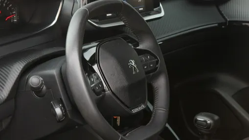 PEUGEOT 208 -