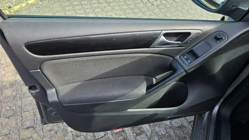 VOLKSWAGEN Golf -