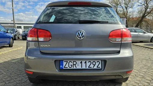 VOLKSWAGEN Golf -