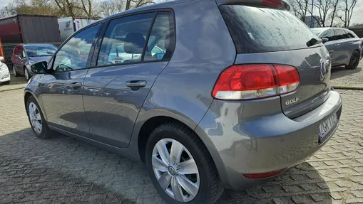 VOLKSWAGEN Golf -