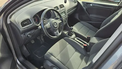 VOLKSWAGEN Golf -