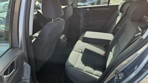 VOLKSWAGEN Golf -