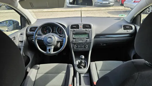 VOLKSWAGEN Golf -