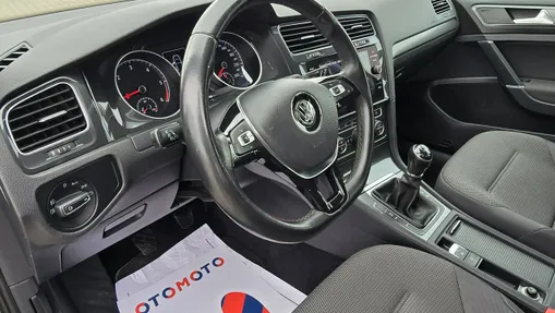 VOLKSWAGEN Golf -
