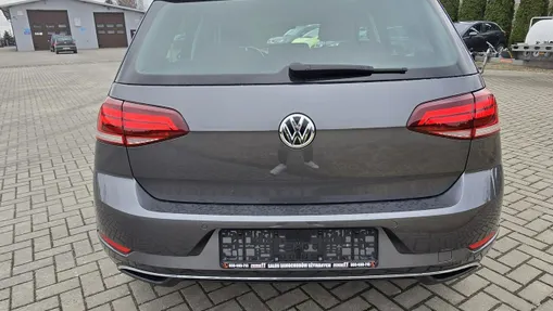 VOLKSWAGEN Golf -
