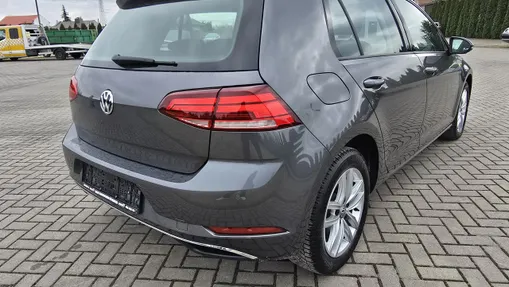 VOLKSWAGEN Golf -