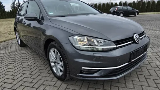 VOLKSWAGEN Golf -