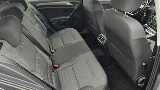 VOLKSWAGEN Golf -