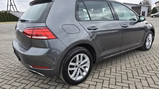 VOLKSWAGEN Golf -