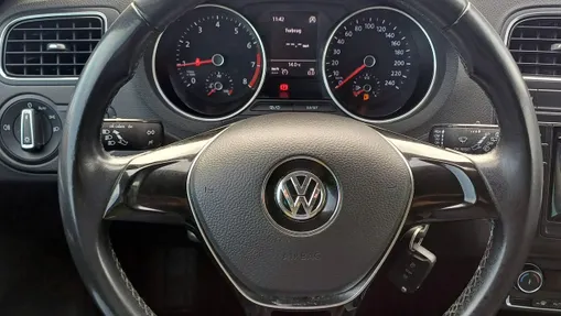 VOLKSWAGEN Polo -