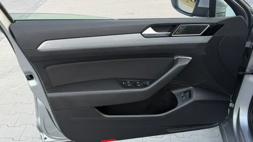 VOLKSWAGEN Passat -