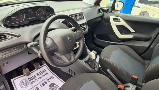 PEUGEOT 208 -