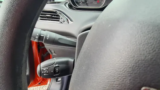 PEUGEOT 208 -