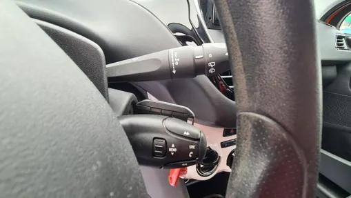 PEUGEOT 208 -