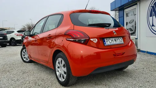 PEUGEOT 208 -