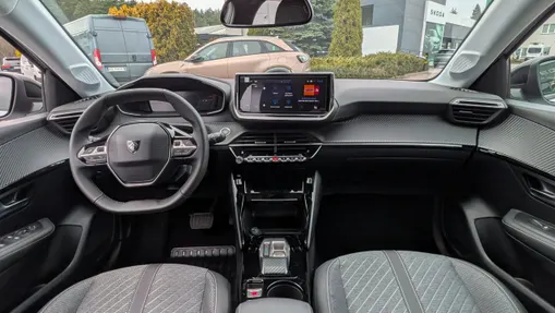 PEUGEOT 208 -