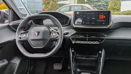 PEUGEOT 208 -