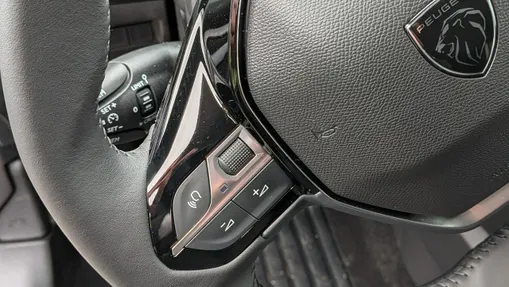 PEUGEOT 208 -