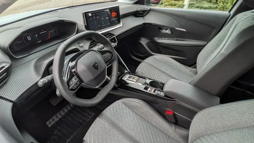PEUGEOT 208 -