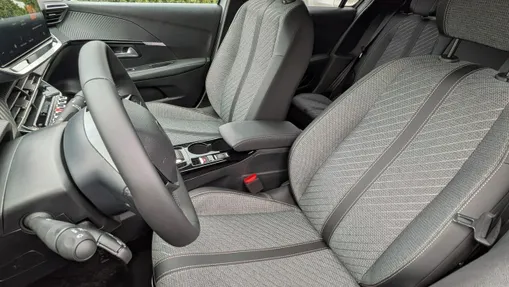 PEUGEOT 208 -