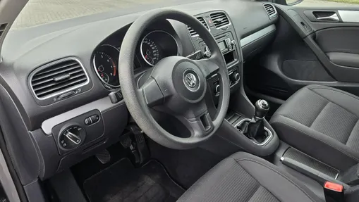 VOLKSWAGEN Golf -