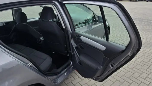 VOLKSWAGEN Golf -