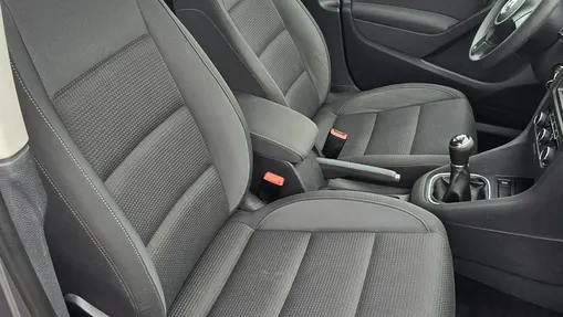 VOLKSWAGEN Golf -