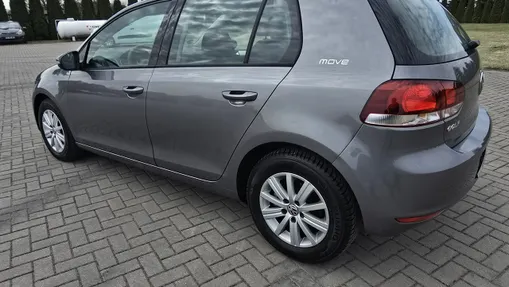VOLKSWAGEN Golf -