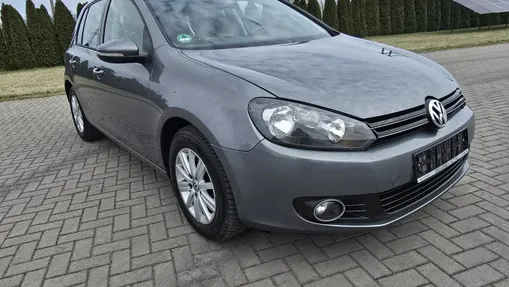 VOLKSWAGEN Golf -