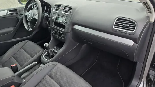 VOLKSWAGEN Golf -