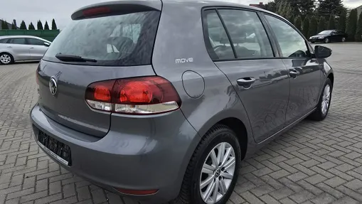 VOLKSWAGEN Golf -