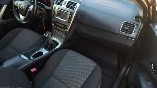 TOYOTA Avensis -