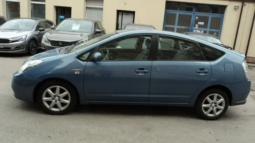 TOYOTA Prius -