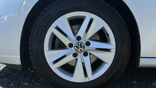VOLKSWAGEN Golf -