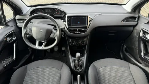 PEUGEOT 208 -