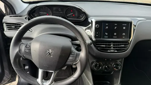 PEUGEOT 208 -