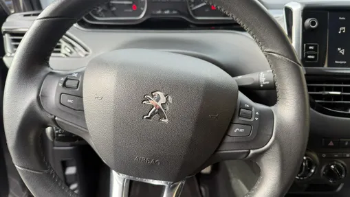 PEUGEOT 208 -